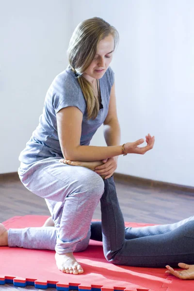 Menina Fazendo Massagem Para Outra Menina — Fotografia de Stock