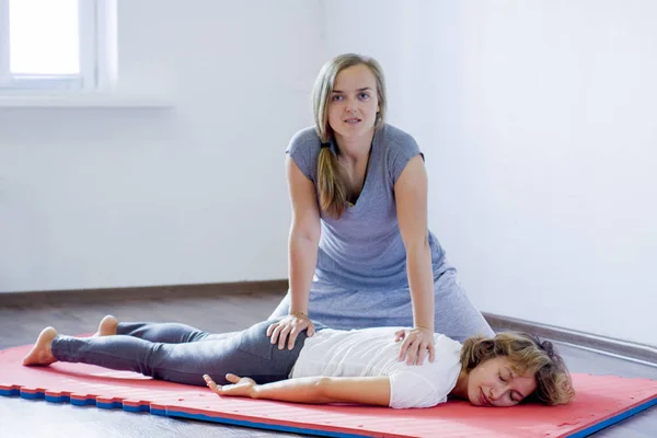 Flicka Gör Massage Till Annan Flicka — Stockfoto