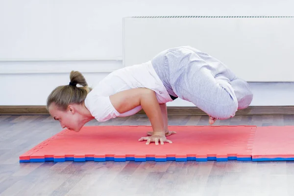 Girl Balancing Arms Legs Crossed — Stock Photo, Image