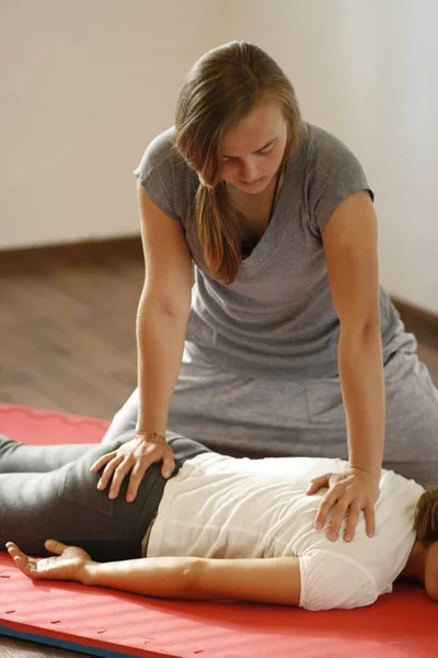 Menina Fazendo Massagem Para Outra Menina — Fotografia de Stock