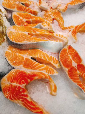 Kırmızı balık bifteği ve buzlu bir vitrin.