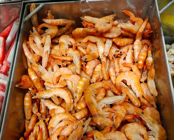 Mostrador Camarones Con Cáscara Fresca — Foto de stock gratuita