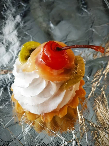 Édes Torta Kosár Légkrém Gyümölcs Cseresznye Tetején — Stock Fotó