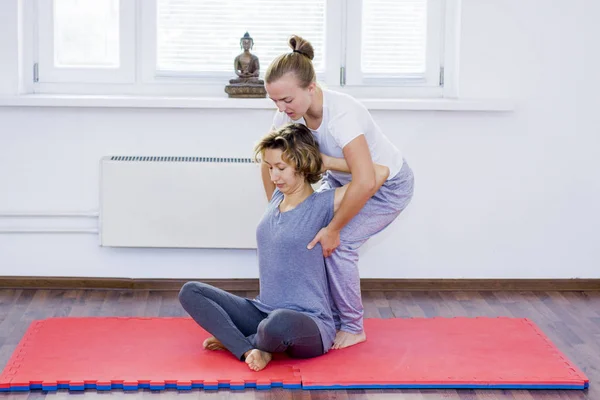 Menina Fazendo Massagem Para Outra Menina — Fotografia de Stock