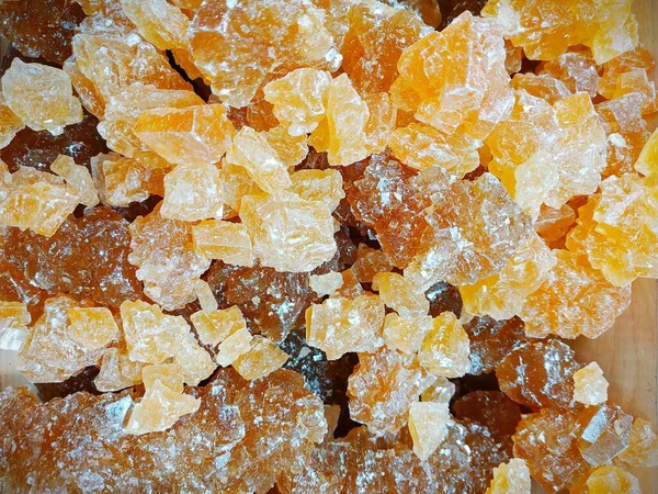 Büyük doğranmış kahverengi şeker kristalleri