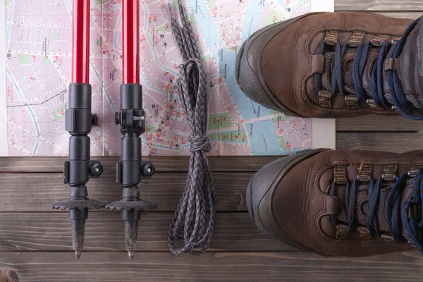 Equipamiento para senderismo sobre fondo de madera . — Foto de Stock