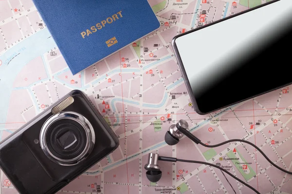 Подготовка концепции путешествия, паспорта, смартфона, камеры, карты на деревянном фоне . — стоковое фото