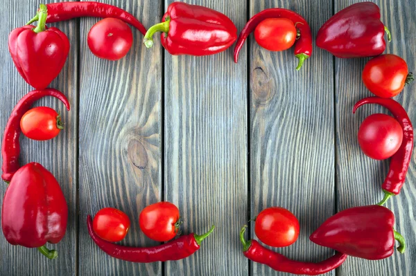 El juego de verduras rojas en la mesa de madera, copiar la imagen del espacio - tomates, pimienta — Foto de Stock