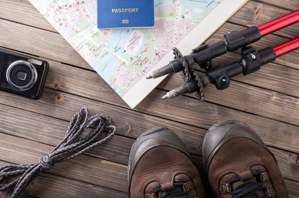 Vista aérea de los accesorios de los viajeros, artículos de vacaciones esenciales, fondo concepto de viaje . — Foto de Stock