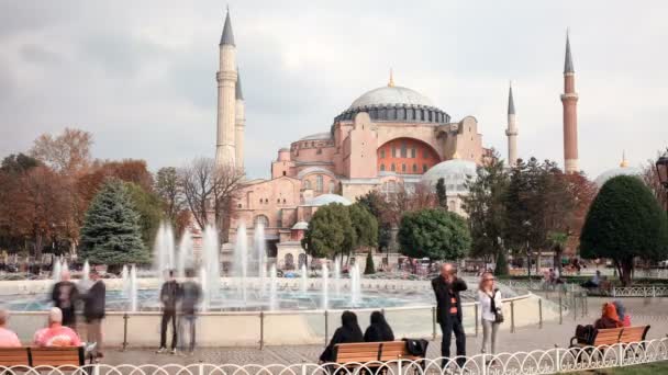 Touristen spazieren auf dem Sultanahmet-Platz Hagia Sophia — Stockvideo