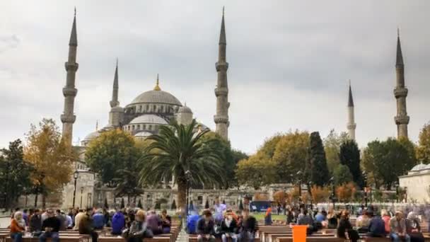 Slavná památka Modrá mešita a turisty — Stock video