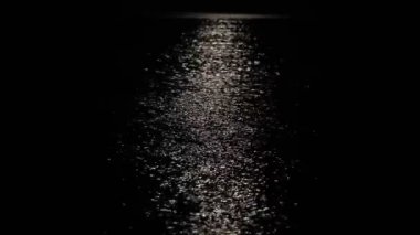 Her gece bir denizde ay bir yoludur