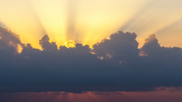 Timelapse van stralen van de zon opkomst al van de wolken bij zonsopgang over zee. — Stockvideo