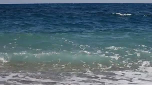 Fundo de ondas do mar na bela praia de seixos . — Vídeo de Stock