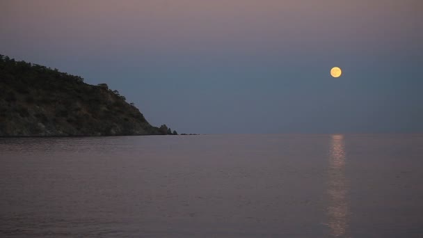 Bela cena noturna com a lua cheia subindo sobre o mar com um caminho lunar . — Vídeo de Stock