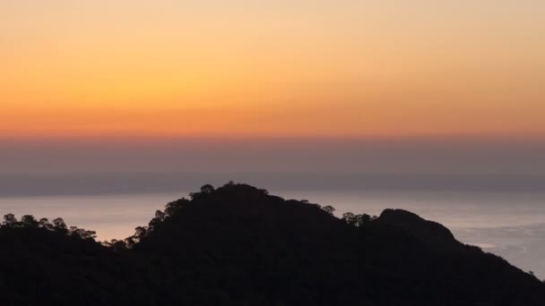 Schilderachtige zonsopgang achtergrond zon stijgen. timelapse van zon stijgende behing zee en bergen — Stockvideo