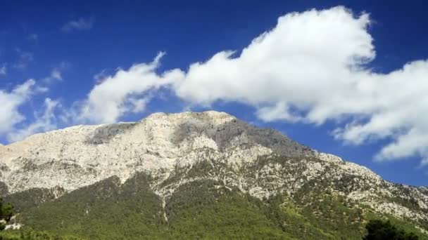 Blick auf tahtali dag in der Nähe des Cirali-Dorfes, Bezirk Kemer, Provinz Antalya. — Stockvideo