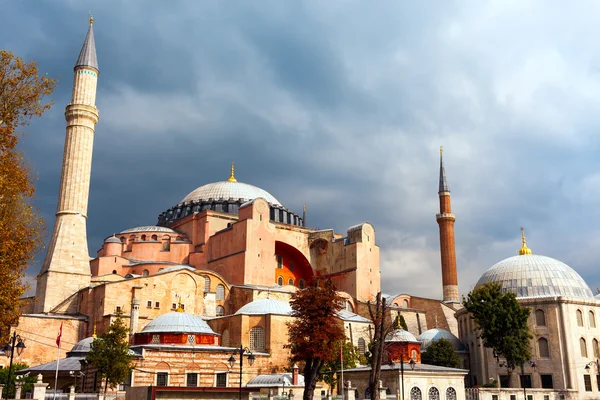 Ayasofya, İstanbul. Bizans mimarisinin dünyaca ünlü anıtı. Gün batımında St. Sophia Katedrali manzarası.