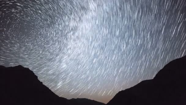 4k Sternenpfade Nachthimmel Kosmos Galaxie Zeitraffer über Plateau auf Kackar Berge, Türkei. — Stockvideo