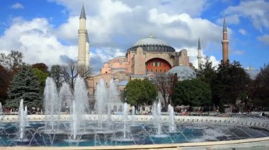 Istanbul, Türkiye - 21 Ekim 2016: Sultanahmet Meydanı Ayasofya'nın içinde bir eski Ortodoks Patriklik Bazilikası, daha sonra yürüyen turist cami ve şimdi bir müze, Istanbul, Türkiye