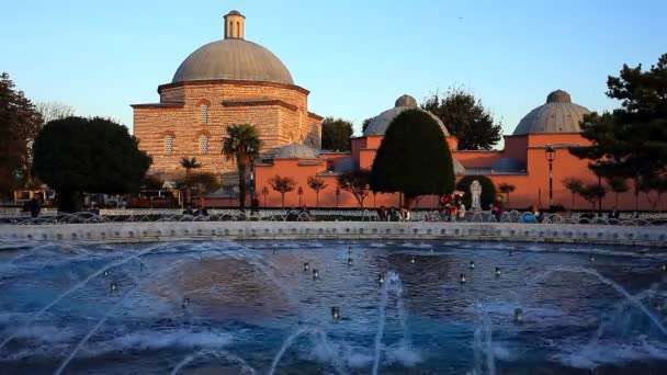 Istanbul, Turkey - October 21, 2016: Haseki Hurrem Sultan Hamami and fountain, Istanbul, Turkey. — Stock Video