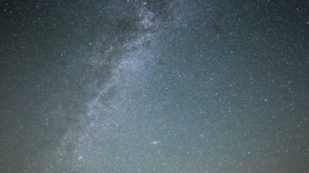 スター トレイル夜空宇宙銀河低速度撮影カチカル山脈、トルコの高原で. — ストック動画