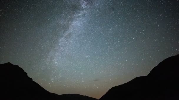 Star Trails Night Sky Cosmos Galaxy tijd-tijdspanne over plateau op Kackar bergen, Turkije. — Stockvideo