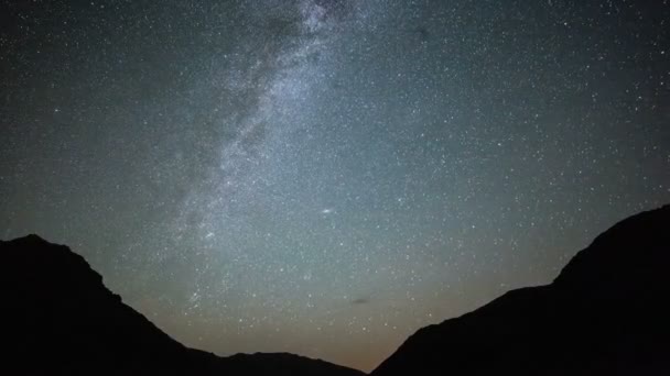 Yıldız yollar gece gökyüzü evren gökada Time-lapse yaylada Kaçkar Dağlarının, Türkiye üzerinde. — Stok video