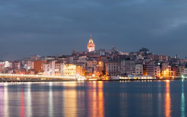 Galata Kulesi Haliç, Istanbul, Türkiye üzerinden NighTe cityscape
