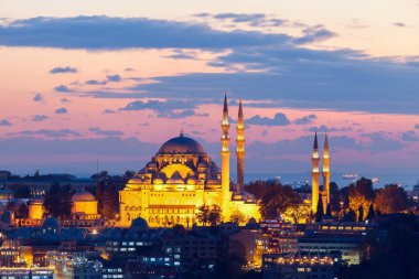 Tarihi Istanbul 'un merkezinde gün batımında. Türkiye.