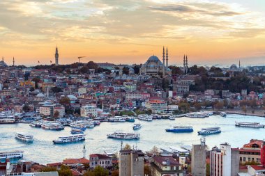 Gün batımında, Türkiye'de Istanbul'da altın boynuz turist tekne yelken.