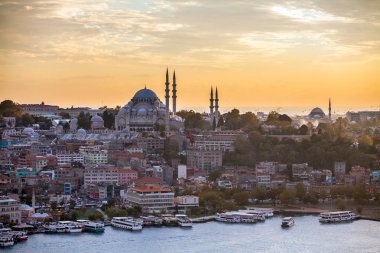 Tarihi Istanbul 'un merkezinde gün batımında. Haliç, Türkiye.