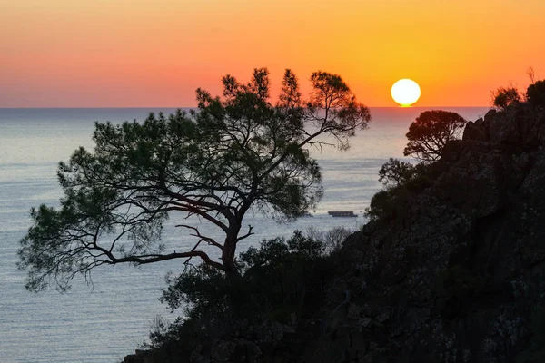 Красочный морской пляж восход солнца. Олимп-Бич, Чирали, Турция — стоковое фото