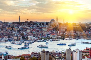 Gün batımında, Türkiye'de Istanbul'da altın boynuz turist tekne yelken.