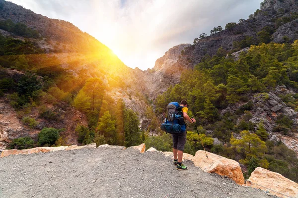 Hombre en la cordillera al amanecer . — Foto de Stock