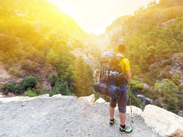 Человек на горном хребте на рассвете
.
