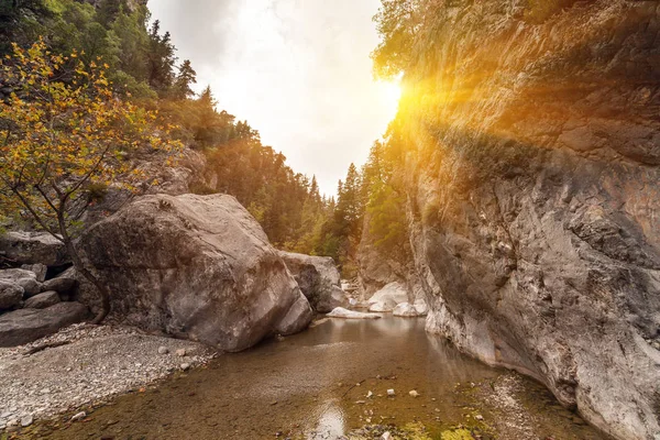 Festői táj-ban Göynük kanyon, kerület Kemer, Antalya tartomány található. Gyönyörű a sunrise táj Angéla, Asia. — Stock Fotó