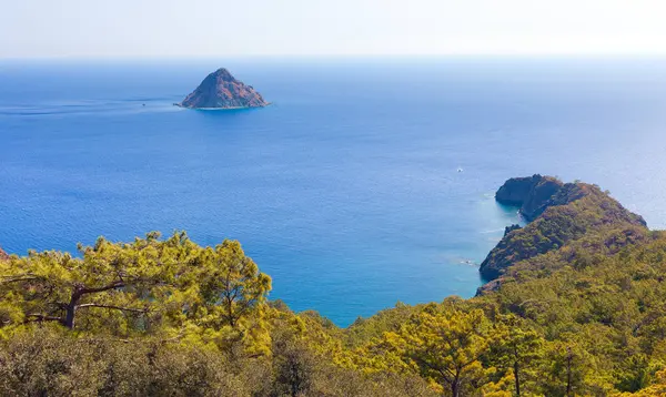 Eiland in de Middellandse Zee. Turkije. — Stockfoto