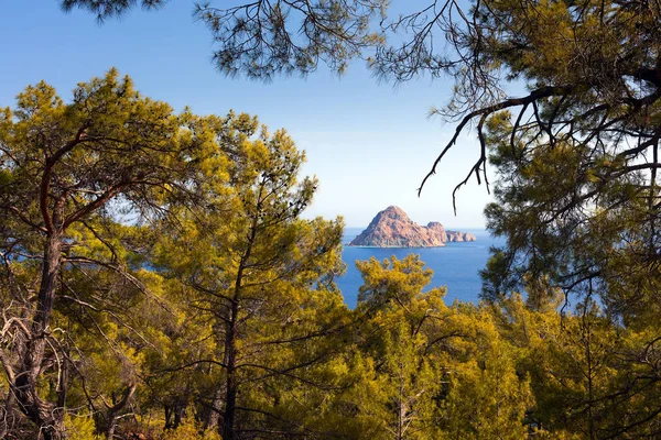 Eiland in de Middellandse Zee. Turkije. — Stockfoto