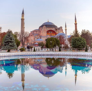 Istanbul'da Ayasofya. Dünya ünlü anıt Bizans mimarisi. St. Sophia Katedrali gündoğumu