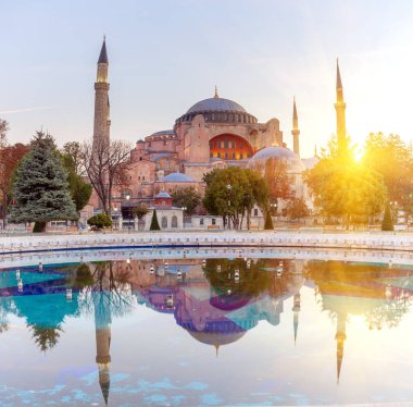 Istanbul'da Ayasofya. Dünya ünlü anıt Bizans mimarisi. St. Sophia Katedrali gündoğumu