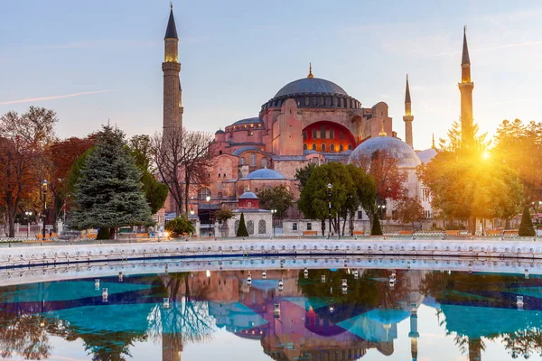 Hagia Sophia em Istambul. O monumento mundialmente famoso da arquitetura bizantina. Vista da Catedral de Santa Sofia ao nascer do sol — Fotografia de Stock