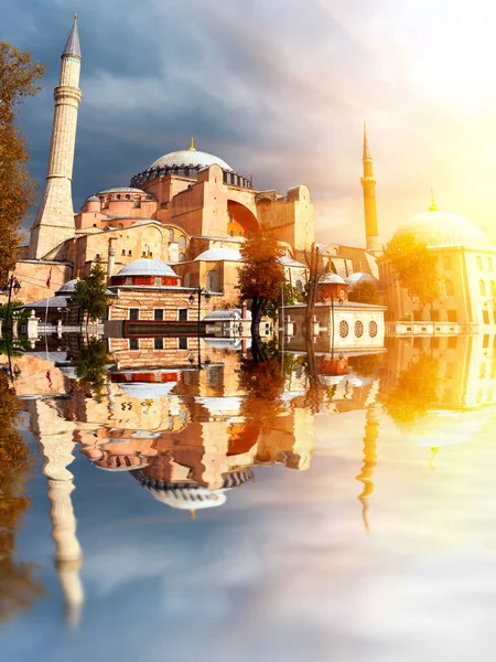 Hagia Sophia em Istambul. O monumento mundialmente famoso da arquitetura bizantina. Vista da Catedral de St. ao pôr do sol . — Fotografia de Stock