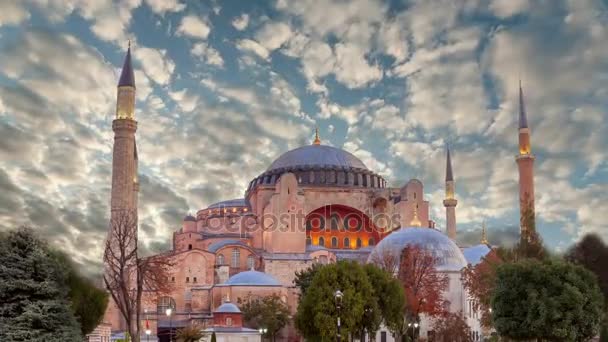 Hagia Sophia v Istanbulu. Světově proslulá památka byzantské architektury. — Stock video