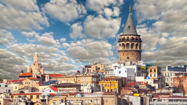 İstanbul, Türkiye 'de Altın Boynuz üzerindeki Galata Kulesi ile kent manzarası. — Stok video