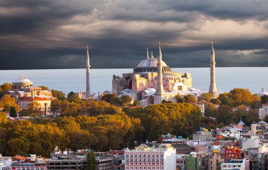 Istanbul'da Ayasofya. Dünya ünlü anıt Bizans mimarisi. Gün batımında St Katedrali görüntülemek.