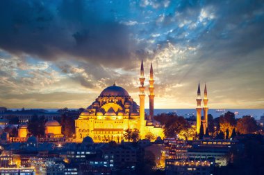 Tarihi Istanbul 'un merkezinde gün batımında. Türkiye.