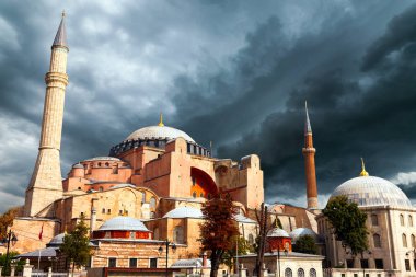 Dünya ünlü anıt Bizans mimarisi. Güneş doğarken St. Sophia Katedrali görüntülemek.