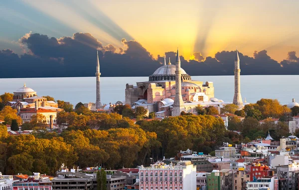 Hagia Sophia em Istambul. O monumento mundialmente famoso da arquitetura bizantina. Vista da Catedral de St. ao pôr do sol . — Fotografia de Stock