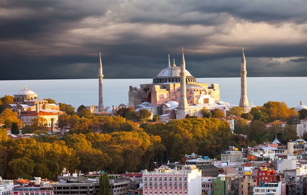 Hagia Sophia em Istambul. O monumento mundialmente famoso da arquitetura bizantina. Vista da Catedral de St. ao pôr do sol . — Fotografia de Stock